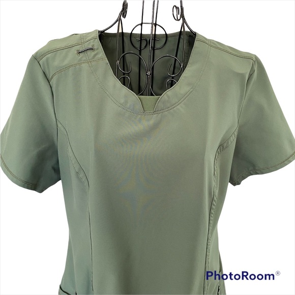 Infinity Scrub Top with Round Neck and Front Pocket in Pocket Style Size M - Picture 2 of 12